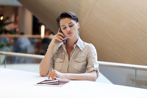 Junge Frau, die am Telefon spricht