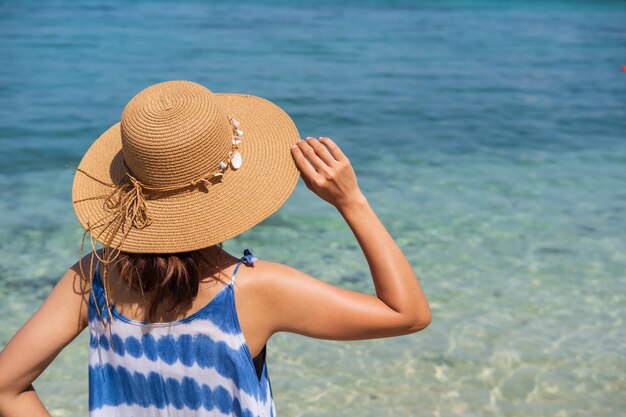 Junge Frau, die am tropischen Strand entspannt