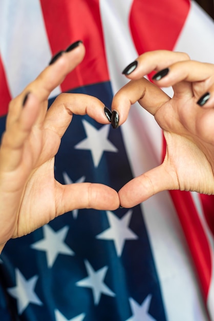 Junge Frau, die amerikanische Flagge hält