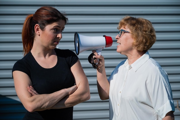 Junge Frau, die an der Wand steht