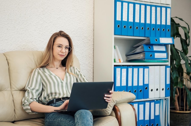 Junge Frau, die an einem Computer arbeitet