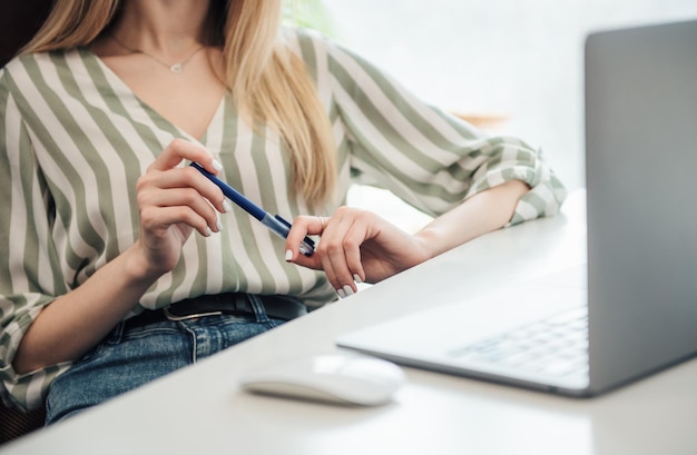 Junge Frau, die an einem Computer arbeitet