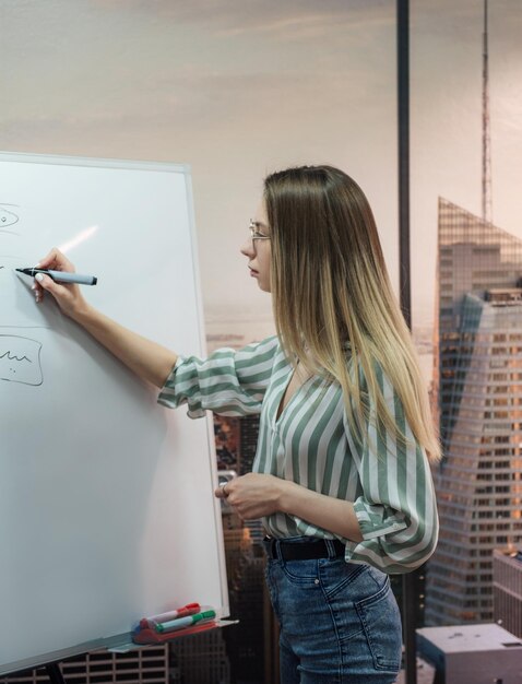 Junge Frau, die an einem Computer arbeitet