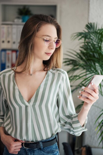 Junge Frau, die an einem Computer arbeitet