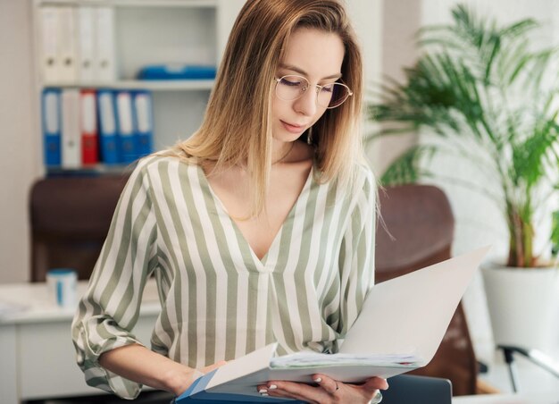 Junge Frau, die an einem Computer arbeitet