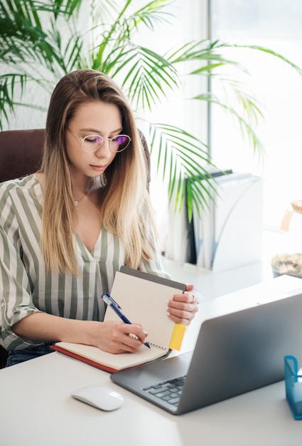 Junge Frau, die an einem Computer arbeitet