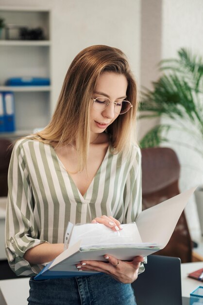 Junge Frau, die an einem Computer arbeitet