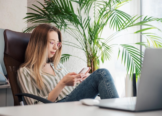 Junge Frau, die an einem Computer arbeitet