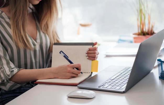 Junge Frau, die an einem Computer arbeitet