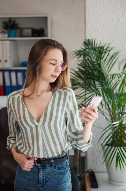 Junge Frau, die an einem Computer arbeitet