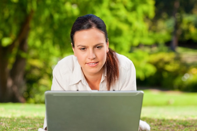 Junge Frau, die an ihrem Laptop arbeitet