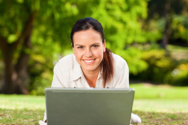 Junge Frau, die an ihrem Laptop arbeitet