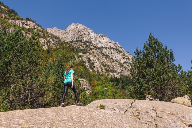 Junge Frau, die auf Berg wandert