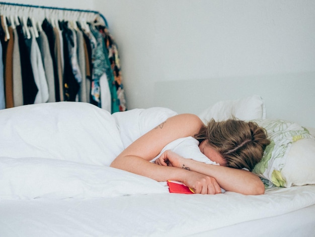 Junge Frau, die auf Bett schläft