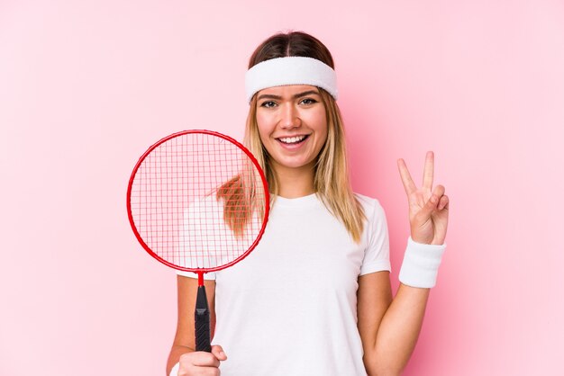 Junge Frau, die Badminton spielt, isoliert zeigt Nummer zwei mit den Fingern.