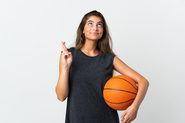 Junge Frau, die Basketball isolierte Kreuzung spielte und das Beste wünschte