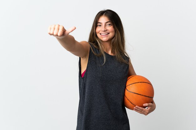 Junge Frau, die Basketball lokalisiert spielt