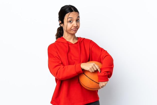 Junge Frau, die Basketball über isoliertem weißem Hintergrund spielt, der die Geste macht, spät zu sein