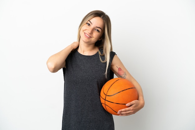 Junge Frau, die Basketball über isolierter weißer Wand spielt und lacht