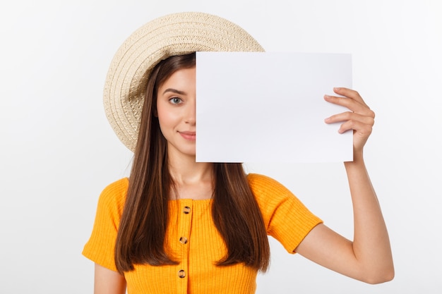 Junge Frau, die Blatt des leeren Papiers hält