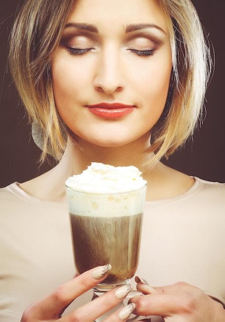 Foto junge frau, die café latteschale hält