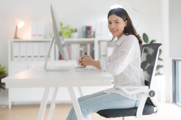 Junge Frau, die Computer verwendet