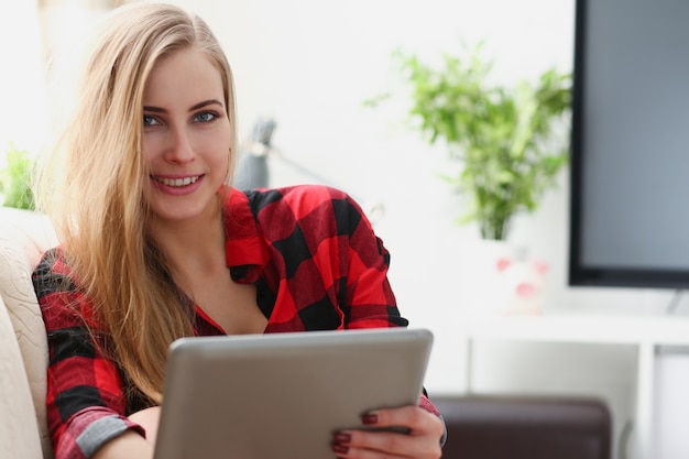 junge Frau, die das Internet surft und Laptop in den Armen hält