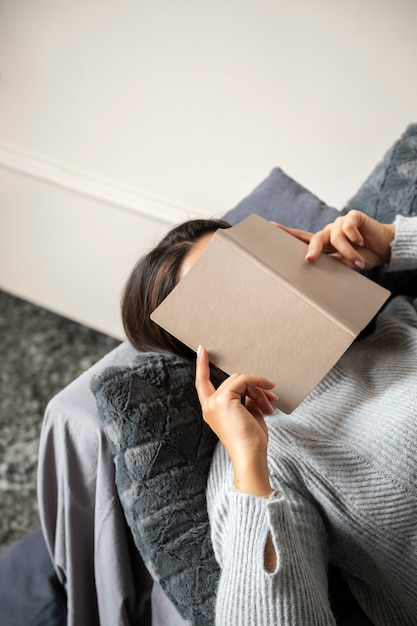 Foto junge frau, die das leben offline genießt