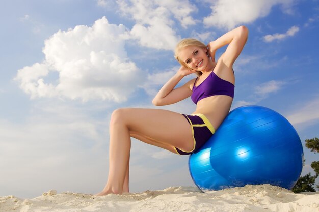 Junge Frau, die den Sand spielt