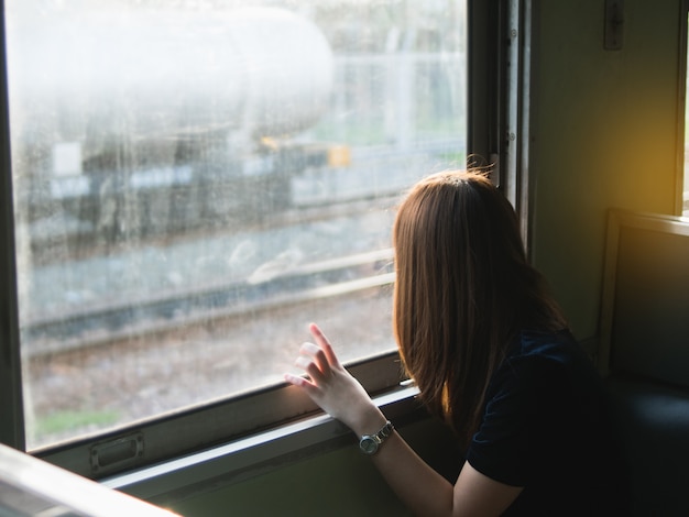 Junge Frau, die durch den klassischen Zug, Reisekonzept reist