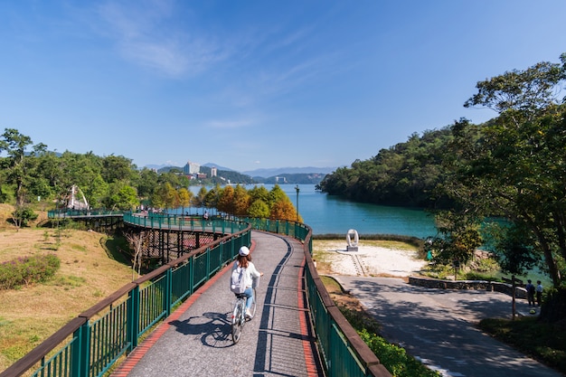 Junge Frau, die ein Fahrrad im Park reitet