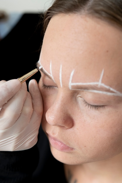 Foto junge frau, die ein microblading-verfahren durchläuft