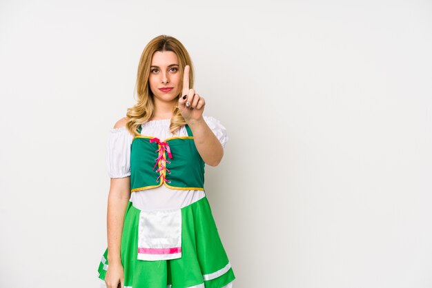 Junge Frau, die ein Tagesoutfit des Heiligen Patricks trägt