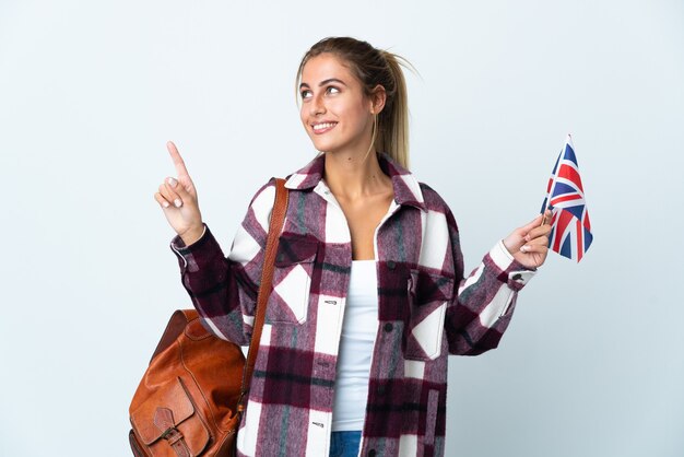 Junge Frau, die eine britische Flagge auf Weiß hält, zeigt eine große Idee