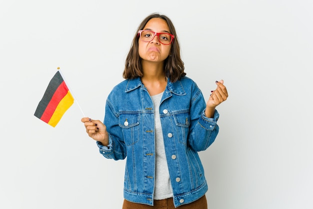 Junge Frau, die eine deutsche Flagge hält, die zeigt, dass sie kein Geld hat