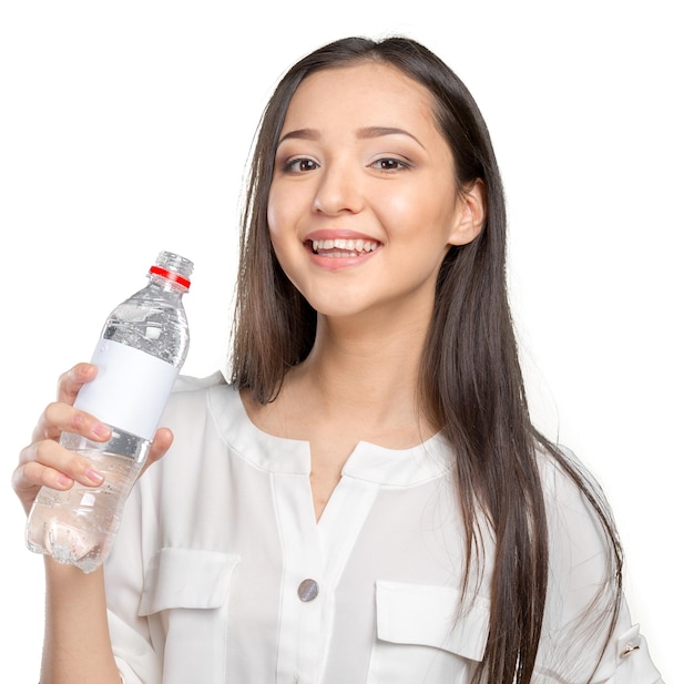 Junge Frau, die eine Flasche Wasser zeigt