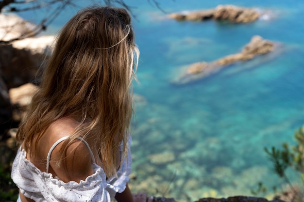 Foto junge frau, die eine schöne naturansicht betrachtet