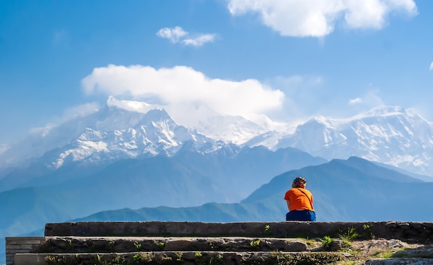 Junge Frau, die einen Berg Machapuchare (Fischschwanz) und Annapurna Range, Himalaya genießt