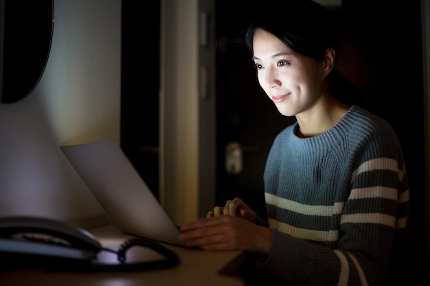 Junge Frau, die einen Computer verwendet