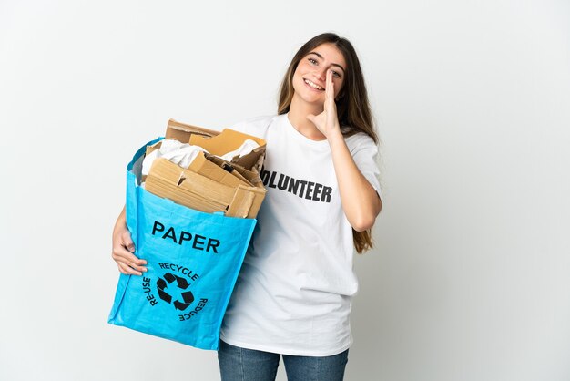 Junge Frau, die einen Recyclingbeutel voll Papier hält, um isoliert zu recyceln