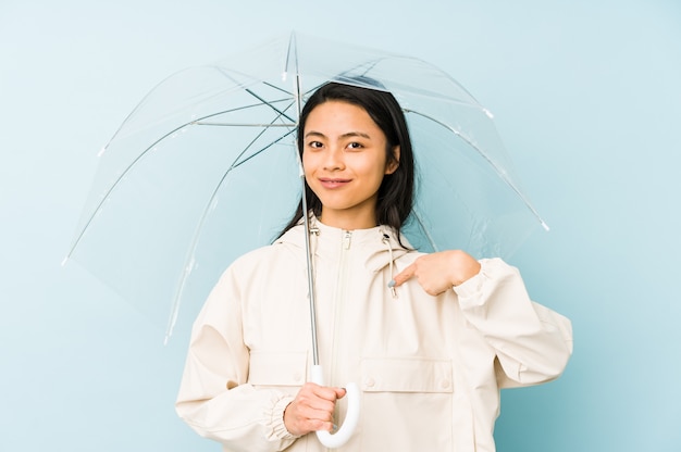 Junge Frau, die einen Regenschirm hält, der davon träumt, Ziele und Zwecke zu erreichen