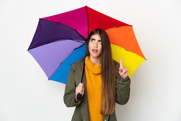 Junge Frau, die einen Regenschirm hält