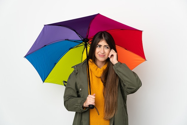 Junge Frau, die einen Regenschirm hält