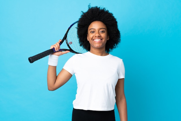 Junge Frau, die einen Tennisschläger hält