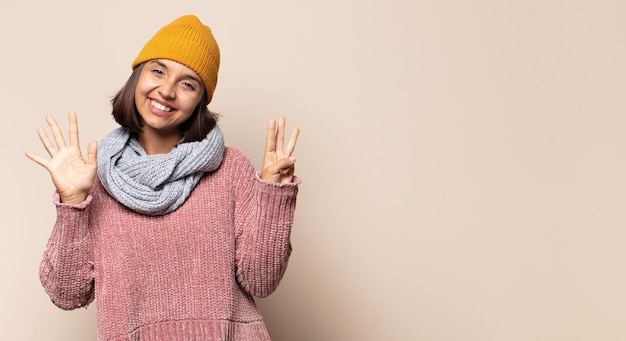 Junge Frau, die ernst und neugierig aussieht, zuhört, versucht, ein geheimes Gespräch oder einen Klatsch zu hören, zu lauschen