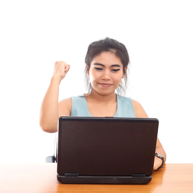 junge Frau, die etwas auf Computer hier gewinnt