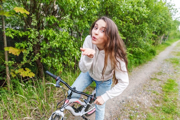 Junge Frau, die Fahrrad im Sommerstadtpark im Freien fährt Aktive Menschen Hipster-Mädchen entspannen sich und Fahrerfahrrad