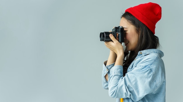 Foto junge frau, die fotos macht