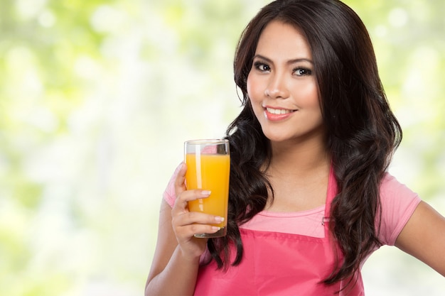 Junge Frau, die Glas Orangensaft hält