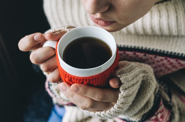 Junge Frau, die heißen Kaffee trinkt